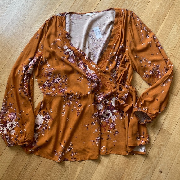 🍂CLEAROUT Gold Floral Crochet Wrap Top - Picture 2 of 11